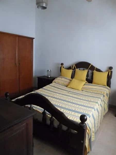Habitación con cama matrimonial en Propiedades Charly en Balneario Reta