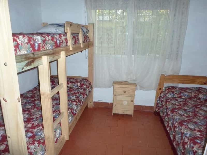 Dormitorio con camas individuales de Propiedades Charly en Balneario Reta