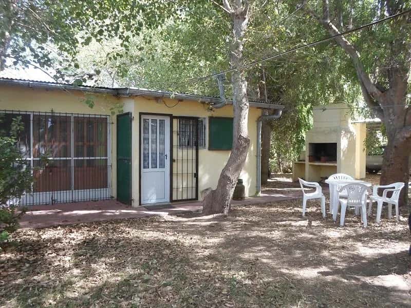 Parque con mesas y sillas de jardín de Propiedades Charly Balneario Reta