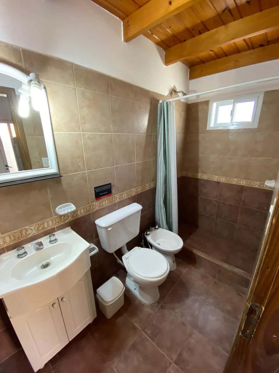 Baño totalmente equipado Cossa Nostra en Balneario Reta