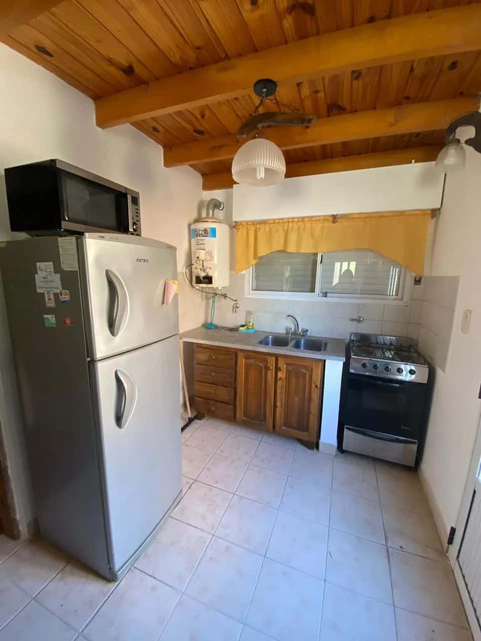 Cocina equipada en el Complejo Cossa Nostra en Balneario Reta
