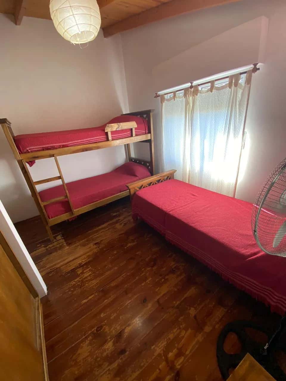 Dormitorio con camas de una plaza en Cossa Nostra en Balneario Reta