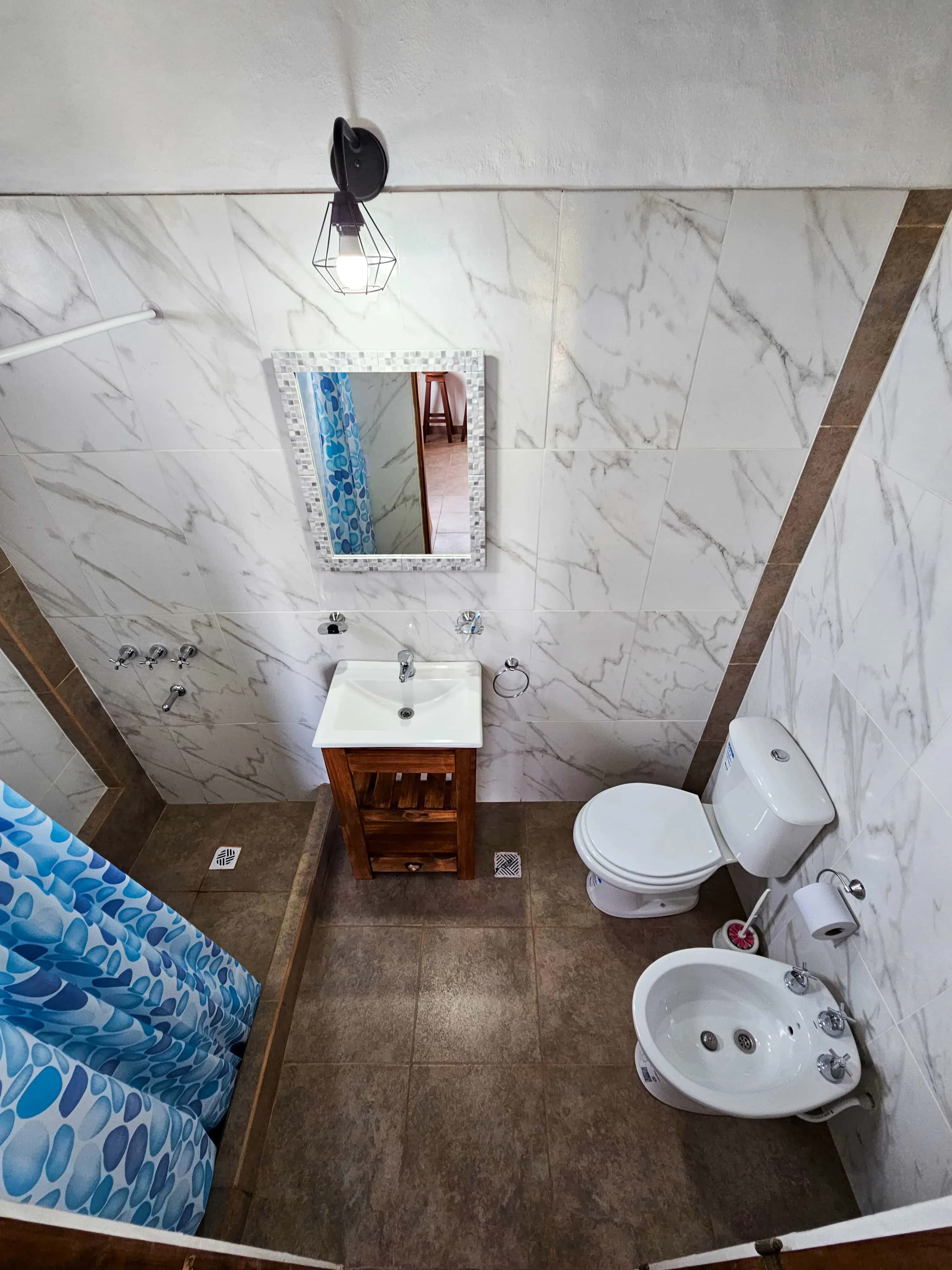 Baño completo de la cabaña La Casa del Arroyo en Balneario Reta