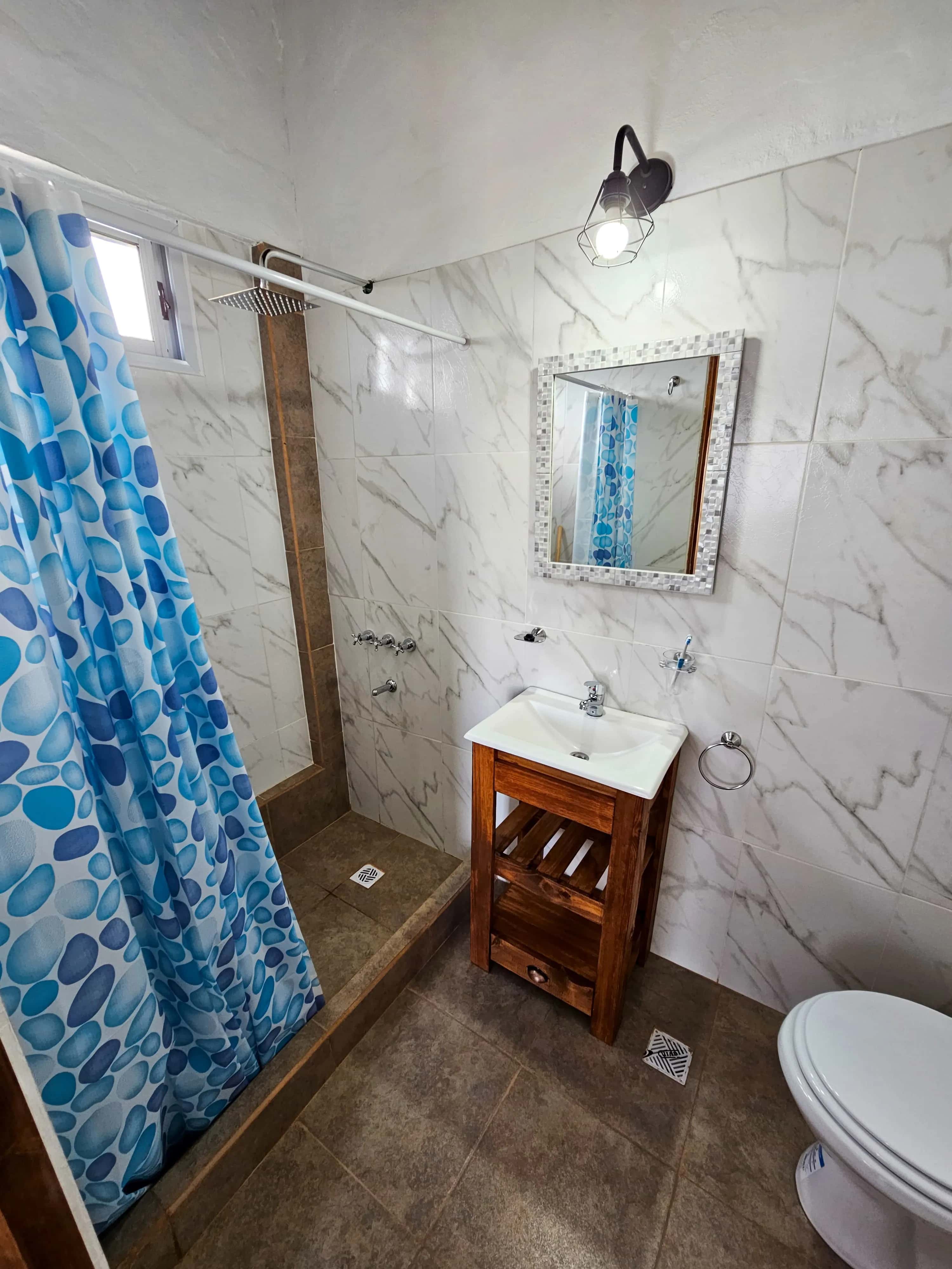 Baño completo de La Casa del Arroyo en Balneario Reta