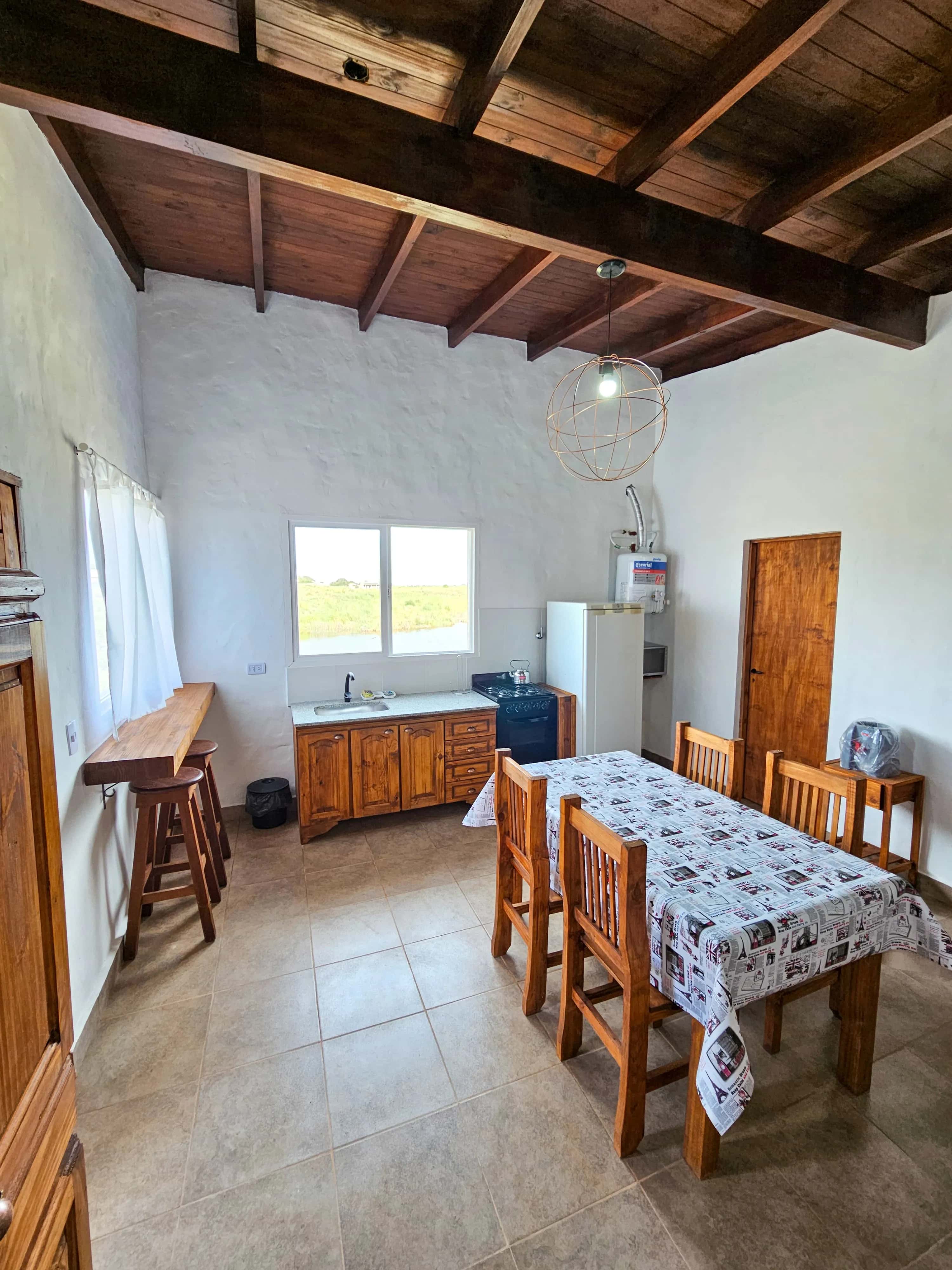 Cocina equipada con vista al arroyo en La Casa del Arroyo en Balneario Reta