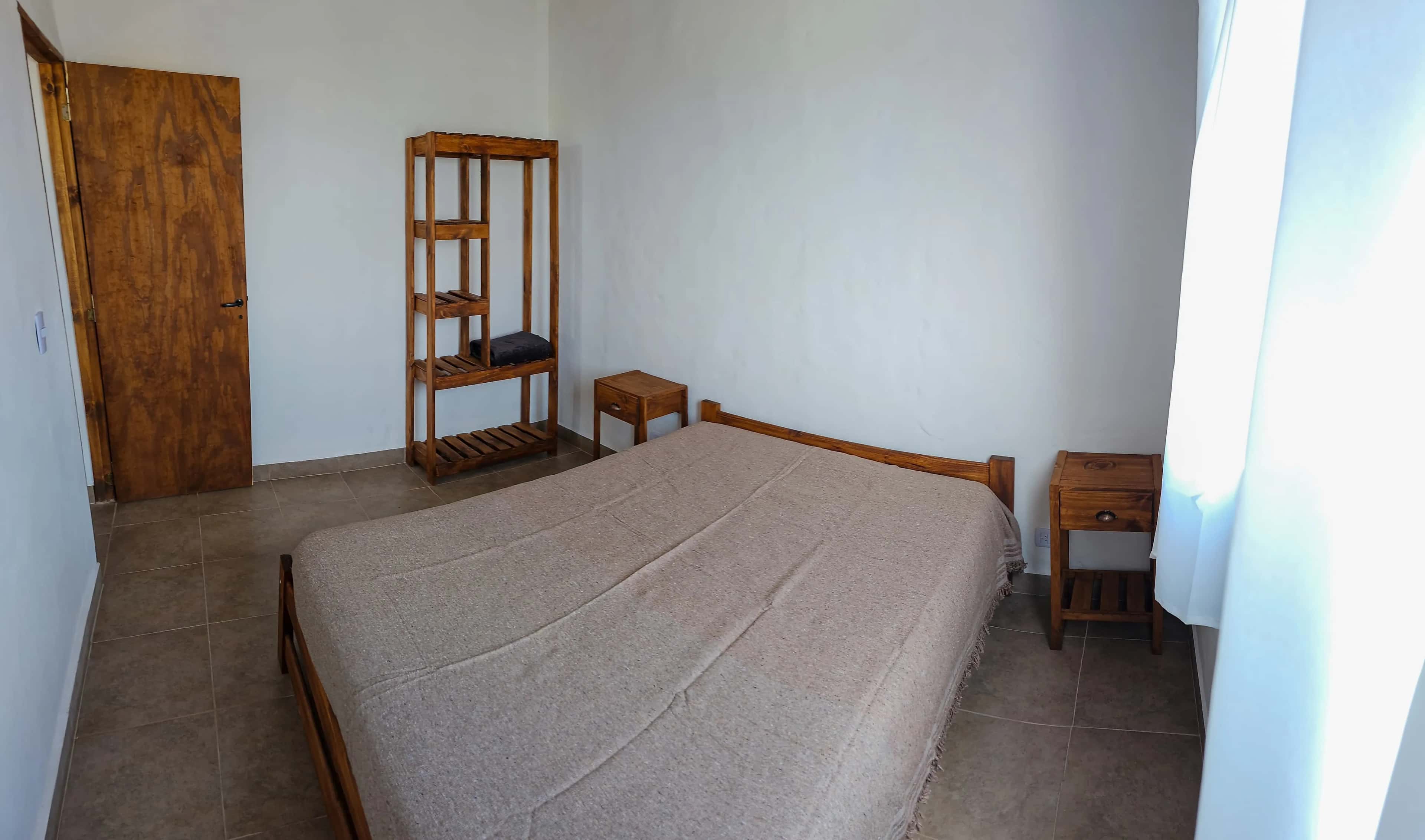 Dormitorio con cama matrimonial de La Casa del Arroyo en Balneario Reta