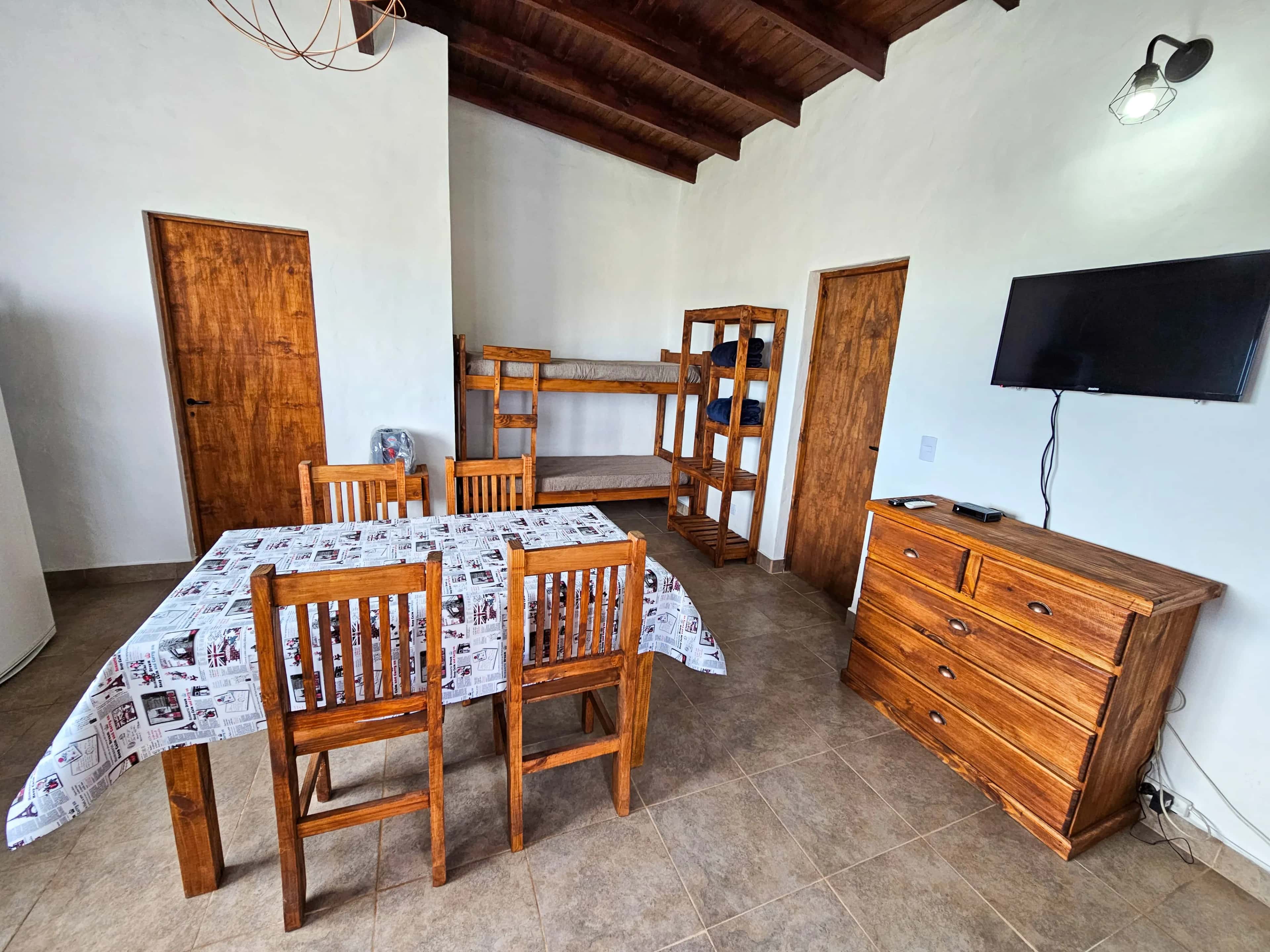 Sala de estar y cama marinera de La Casa del Arroyo en Balneario Reta