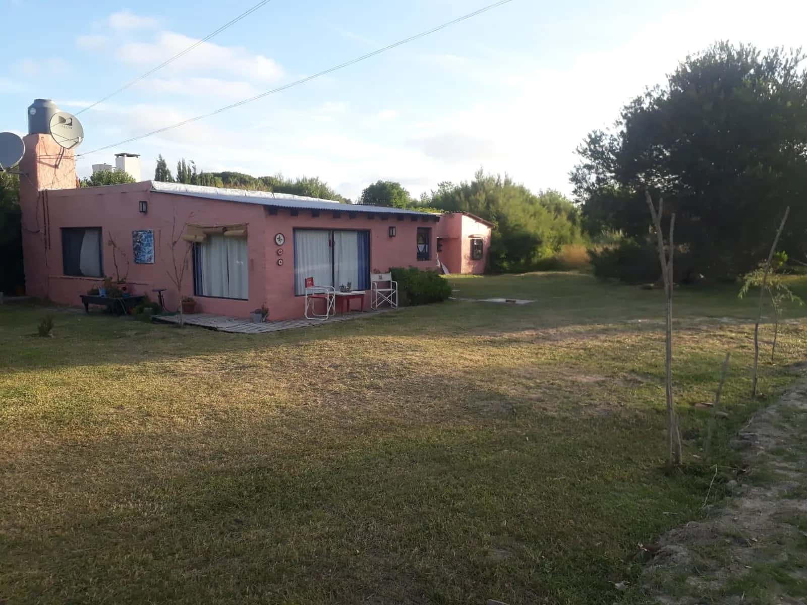 Frente de La Casita Rosada de Inés frente a la hermosa plaza de Reta