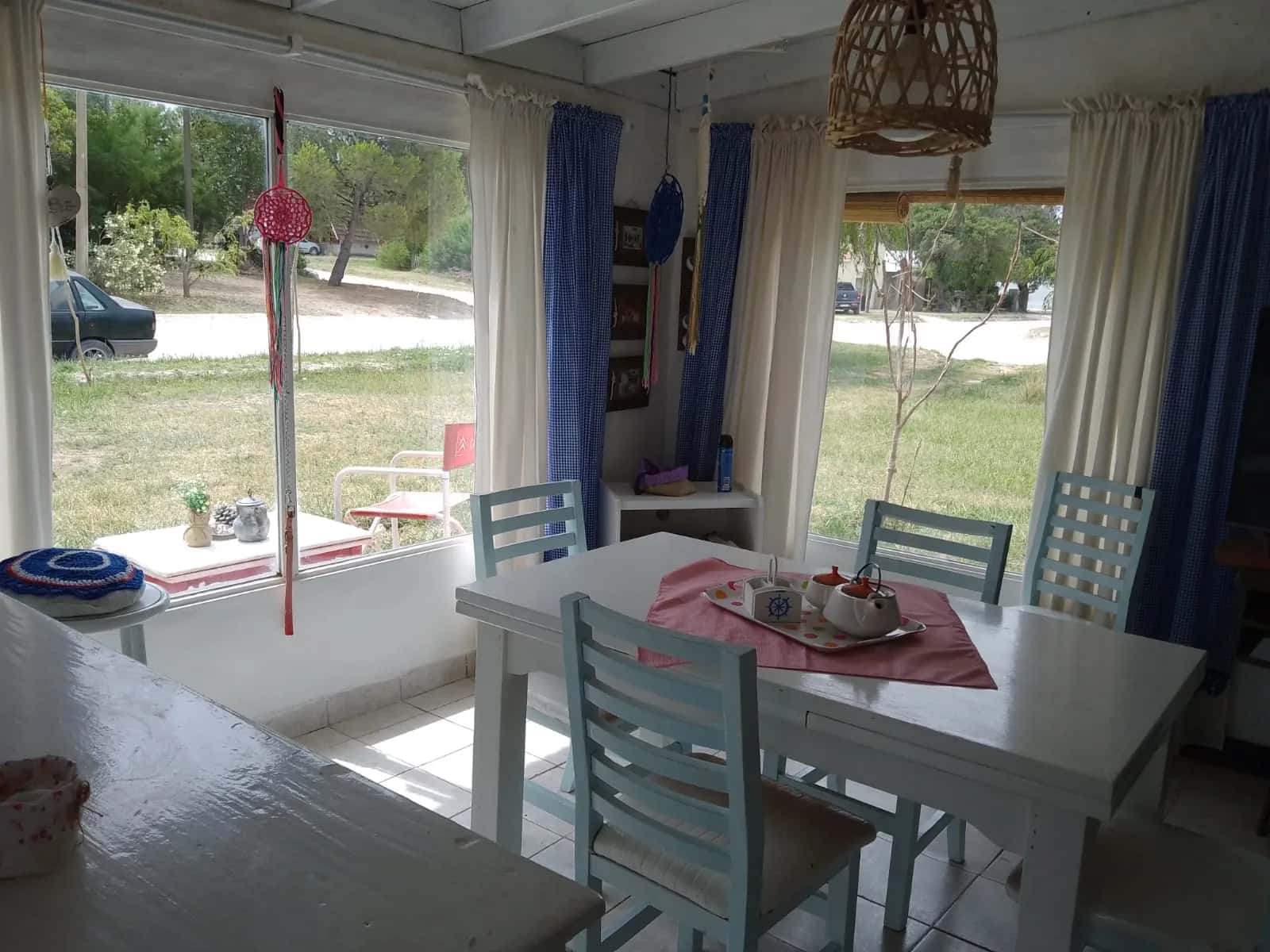 Mesa comedor con vista a la plaza La Casita Rosada de Inés en Balneario Reta