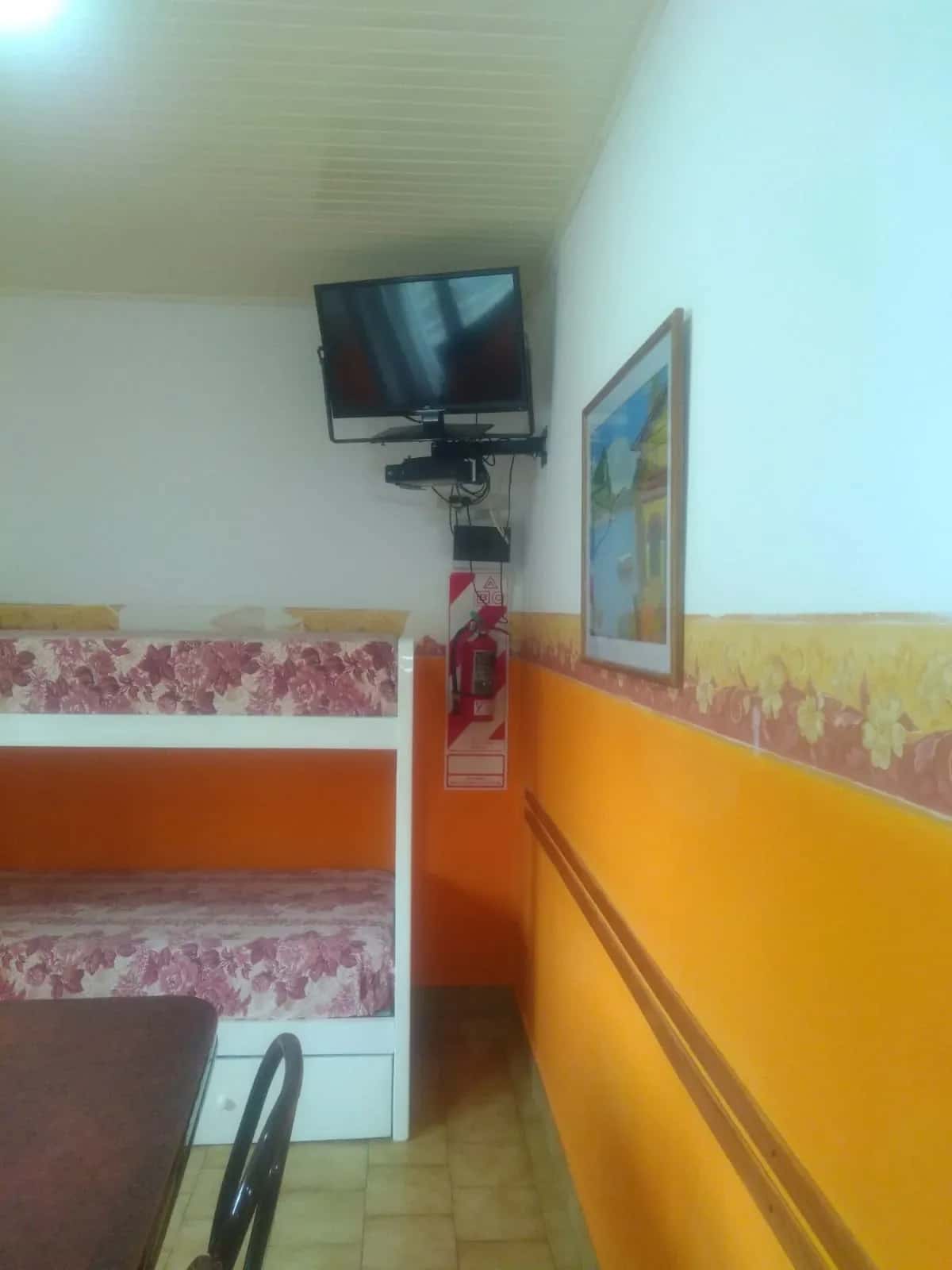 Segunda habitación con camas simples cuchetas en La Ponderosa en Balneario Reta