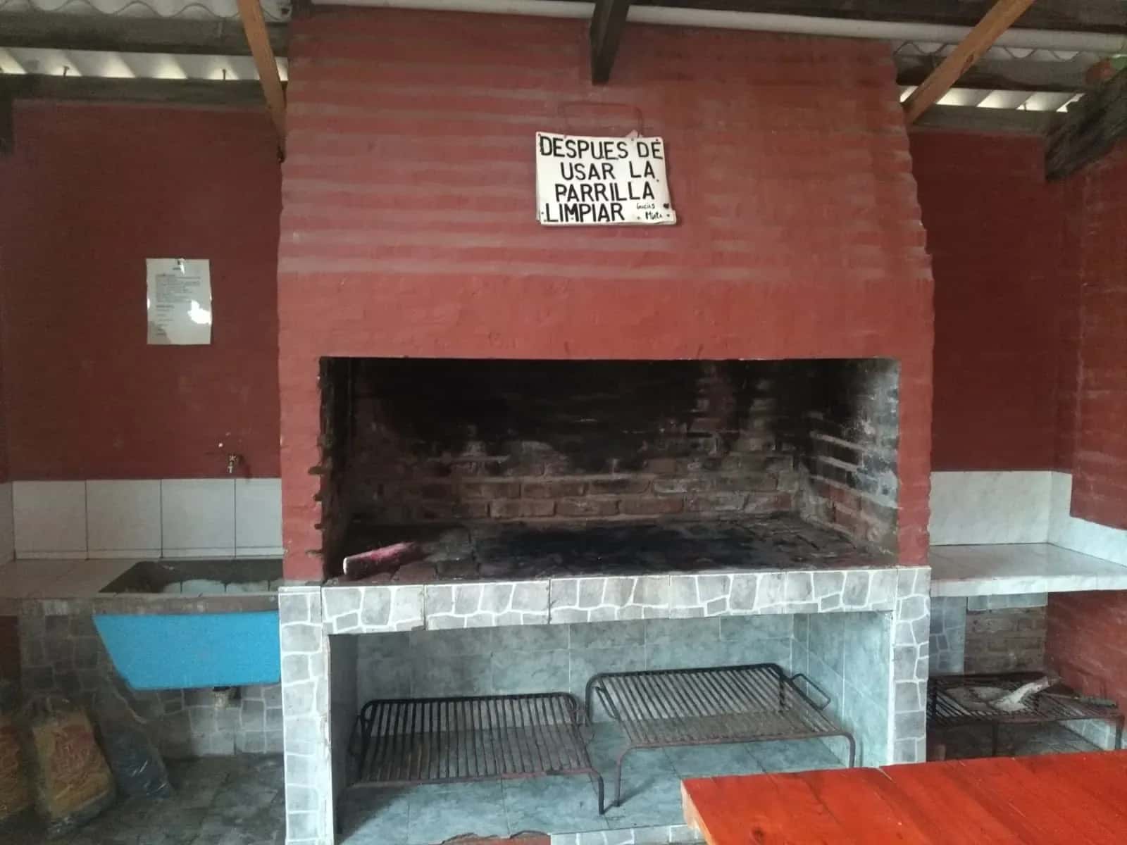 Parrilla con quincho cerrado de La Ponderosa en Balneario Reta