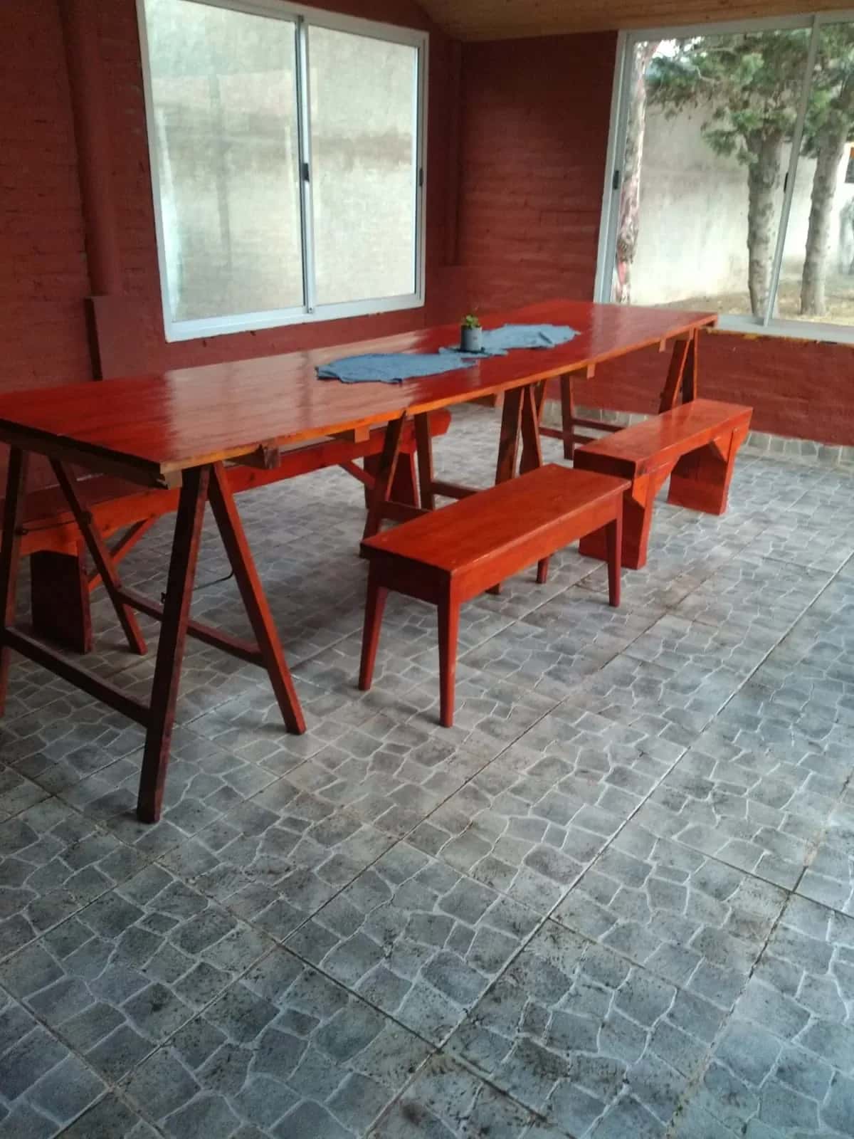 Quincho cerrado con parrilla para reuniones familiares en La Ponderosa en Balneario Reta