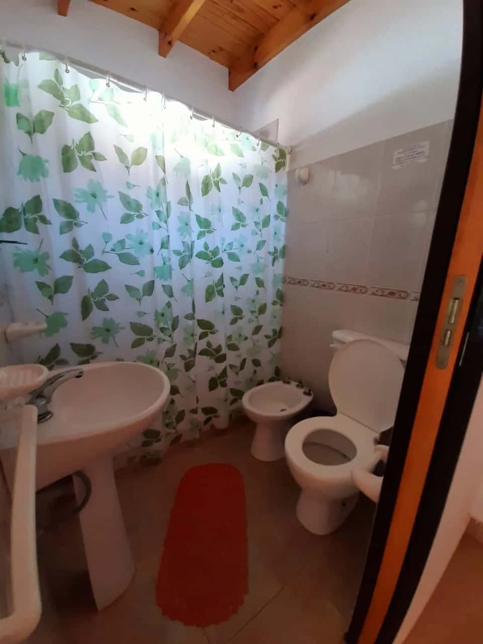 Baño completo del Complejo Luan en Balneario Reta