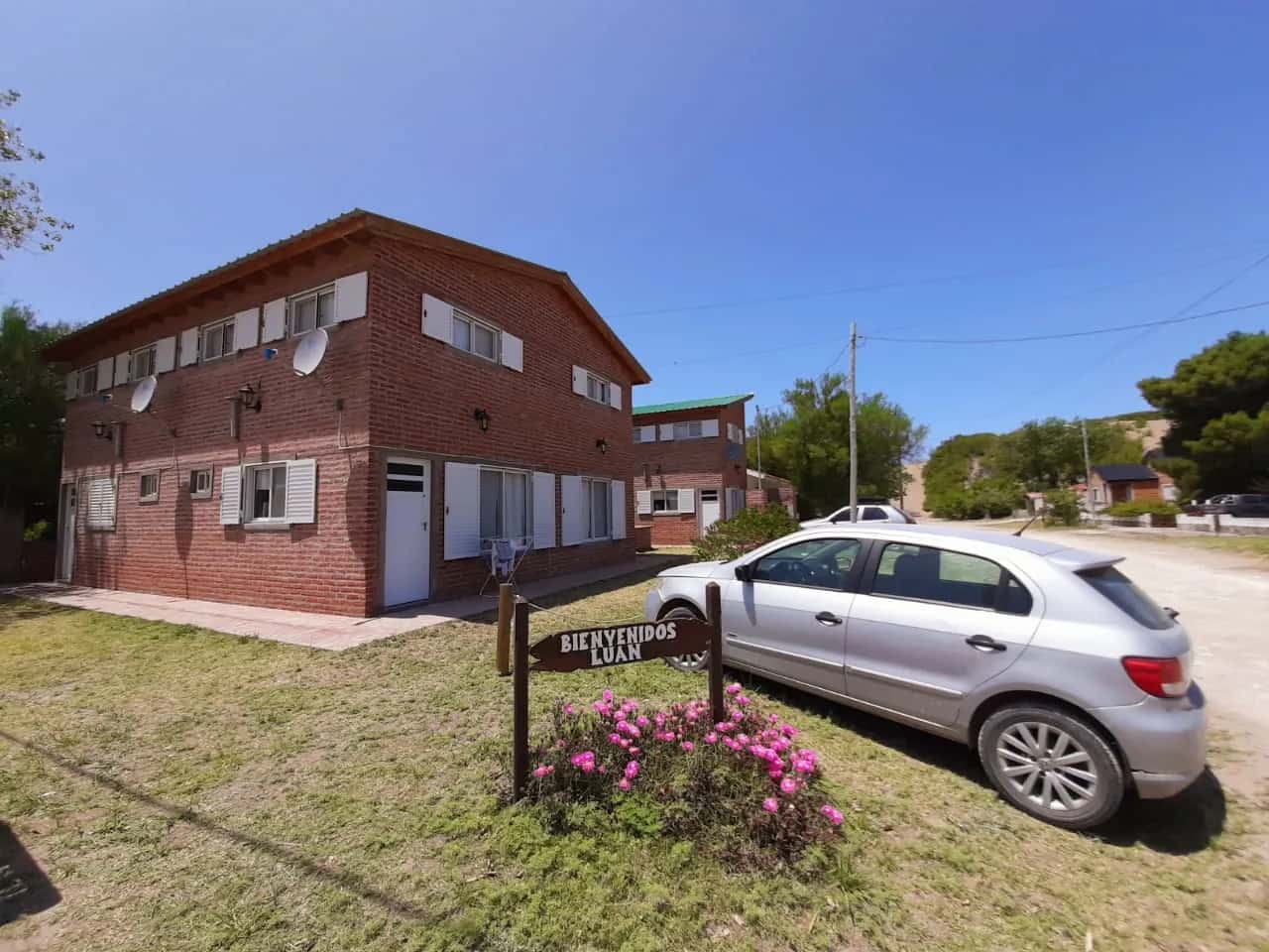 Frente del Complejo Luan a una cuadra de la playa en Reta