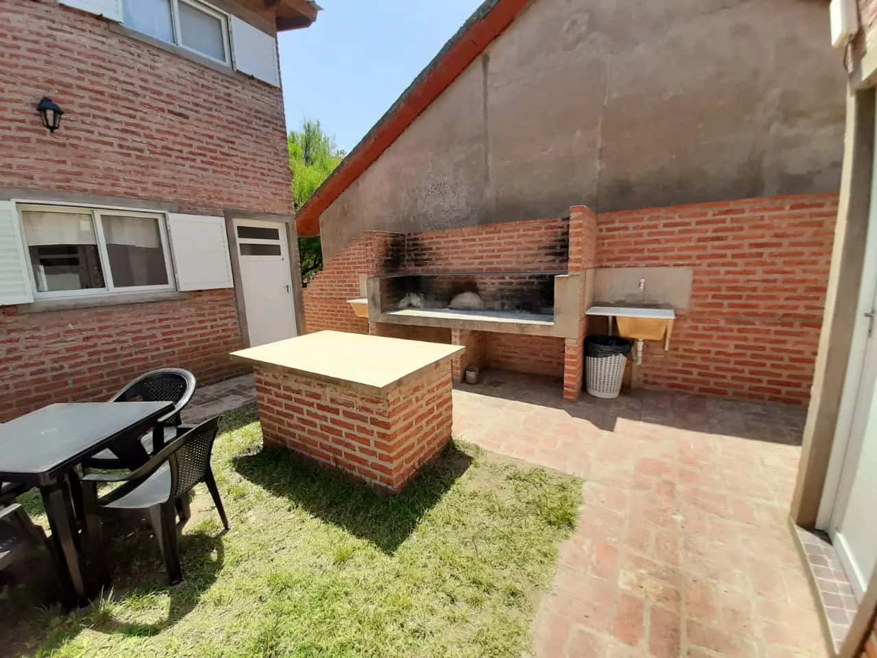 Parrillas y sector para asado en Complejo Luan en Balneario Reta