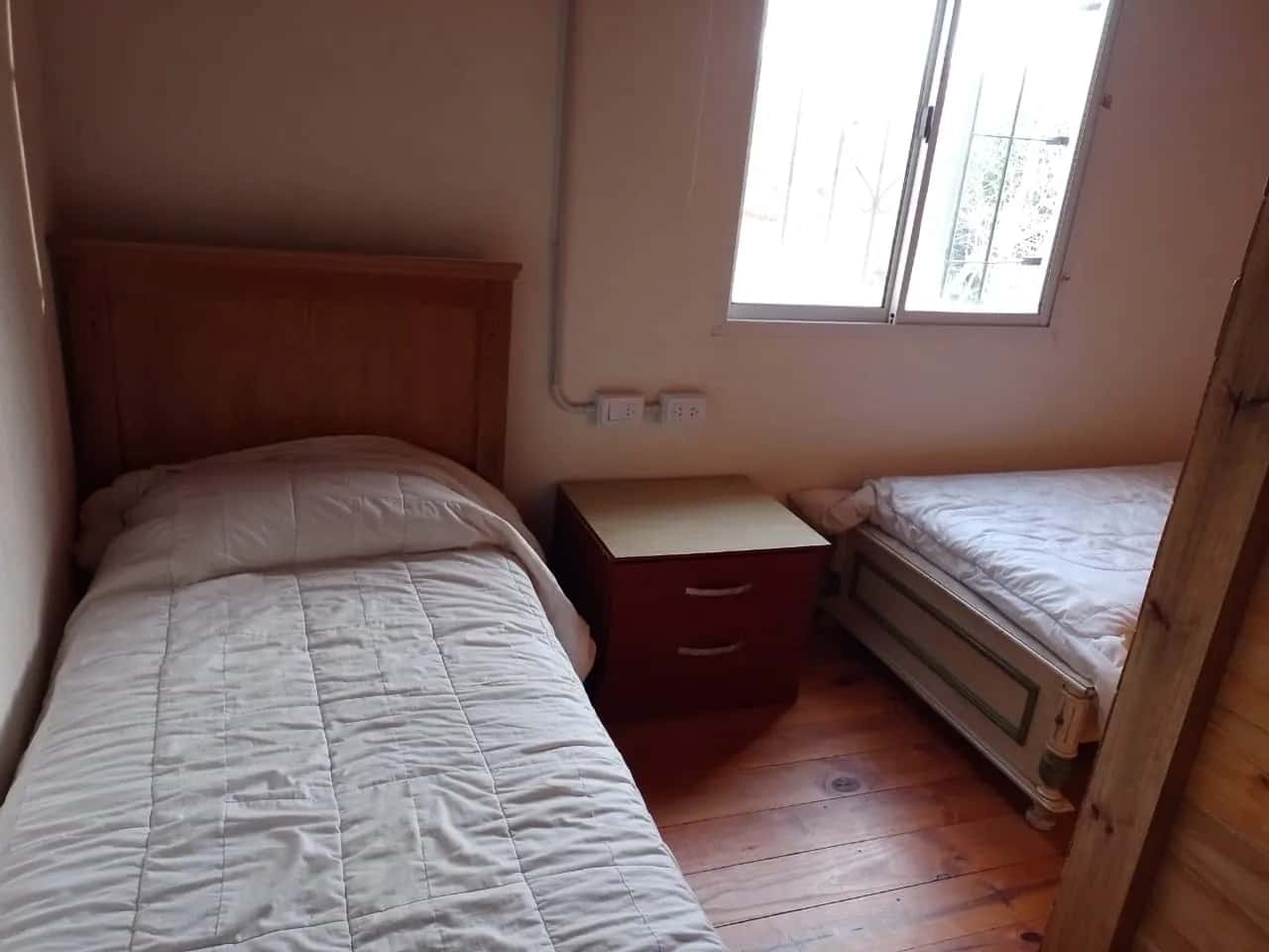 Dormitorio con camas individuales de Cabañas Mabi en Balneario Reta