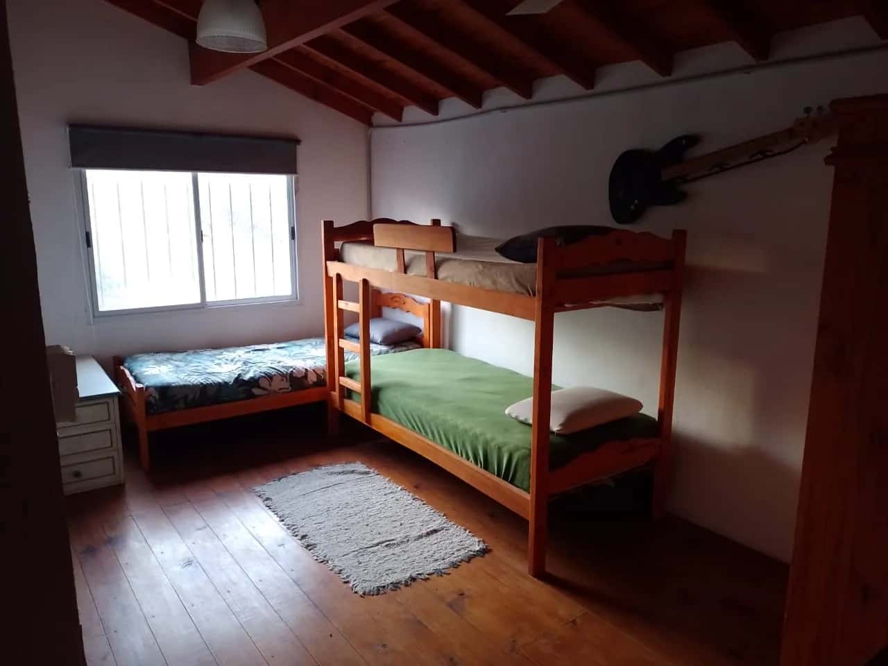 Dormitorio con cama individual Cabañas Mabi en Balneario Reta