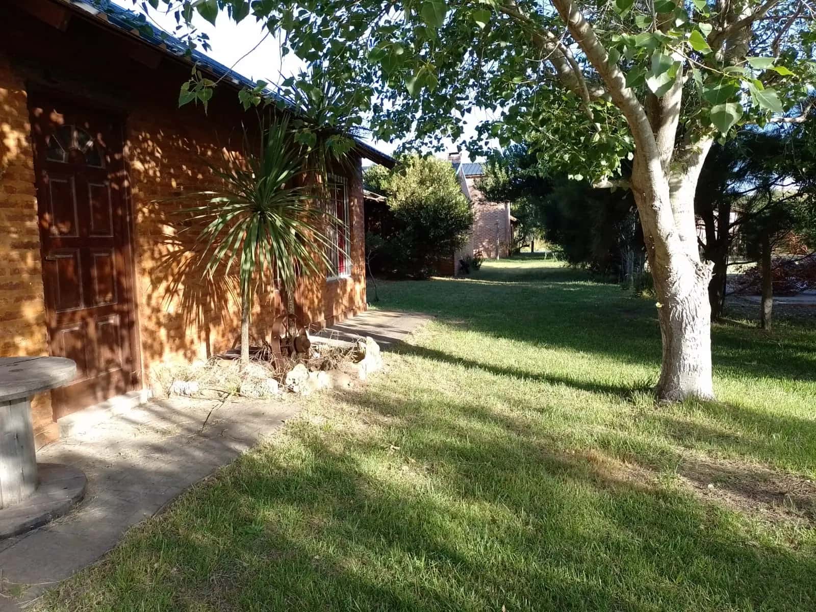 Extenso parque arbolado de Cabañas Marsu en Balneario Reta