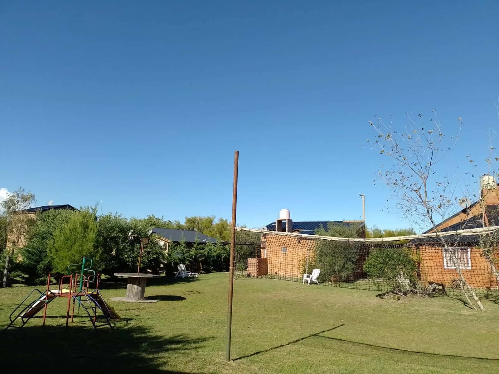 Parque extenso con cancha de Voley en Cabañas Marsu en Balneario Reta