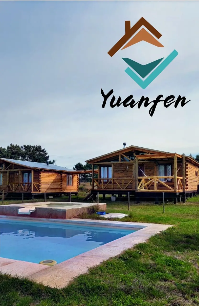 Frente de Yuanfen Cabañas con hermoso jardín al ingresar a Reta