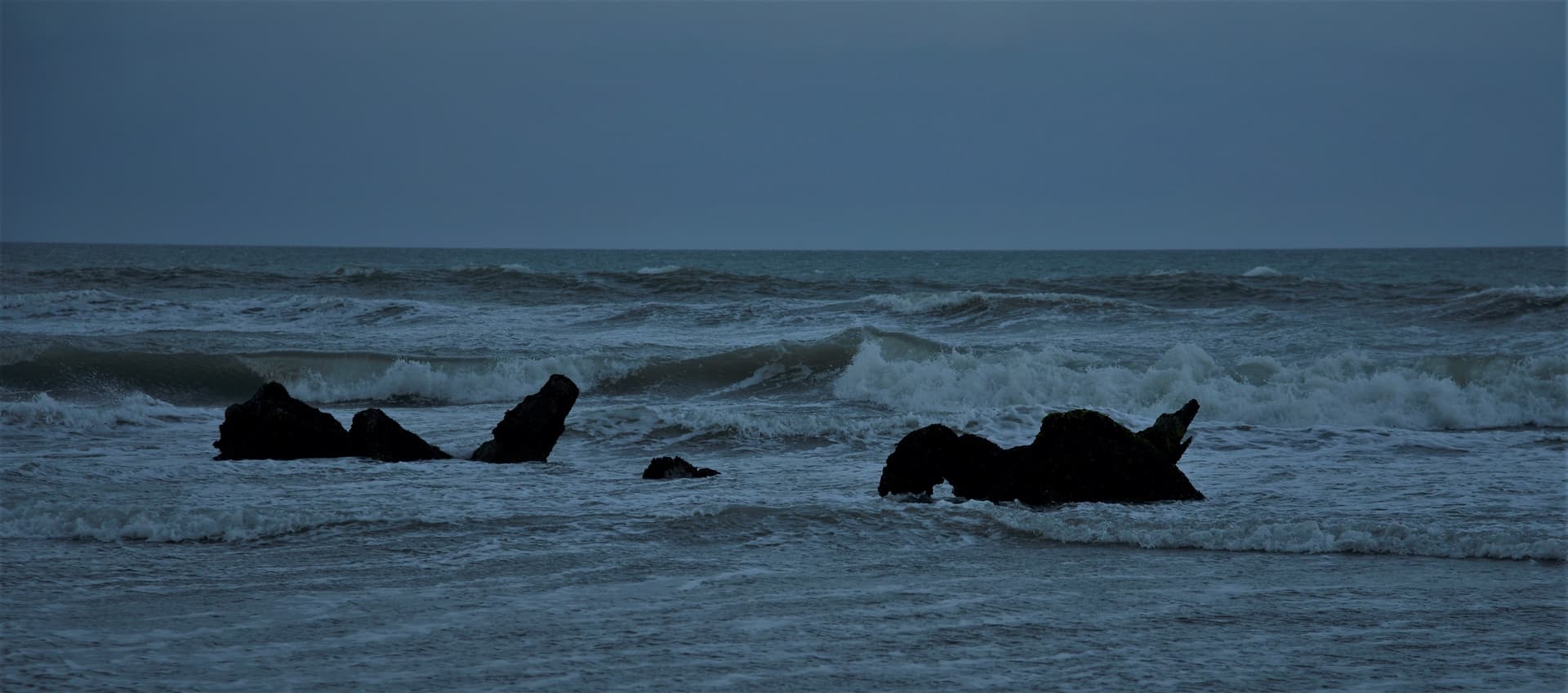 Pesca de costa al atardecer en Balneario Reta