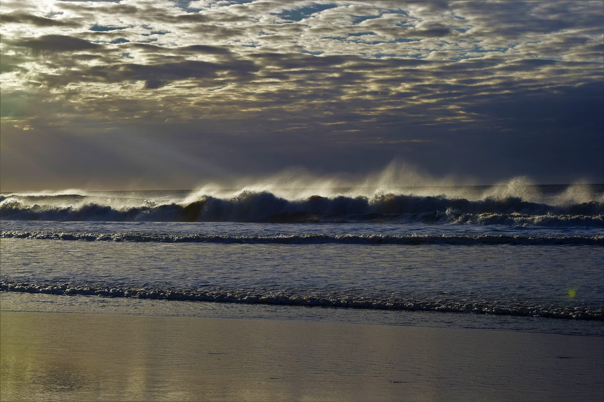Olas del mar Atlántico en la costa de Balneario Reta