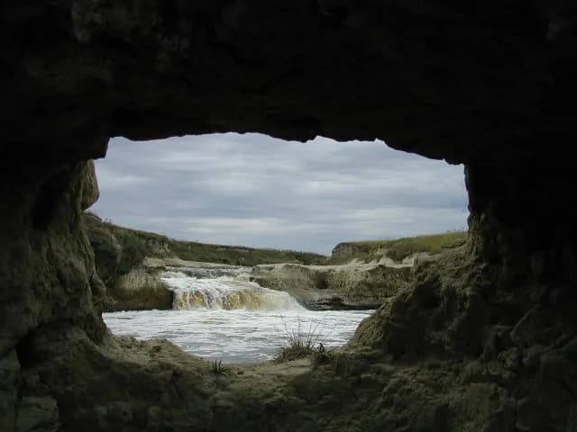 Cueva del Tigre sobre el Río Quequén Salado en Balneario Reta - Cavernas de origen calcáreo e histórico refugio del gaucho matrero