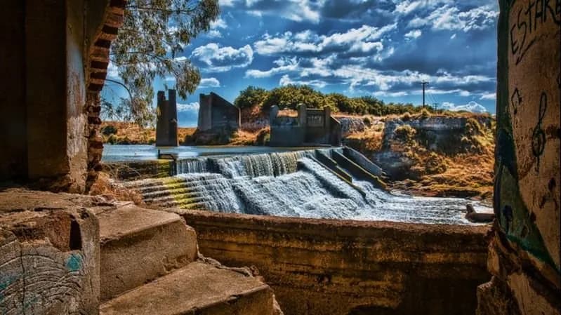 Ruinas históricas de La Usina hidroeléctrica y el Puente Viejo en el Río Quequén Salado cerca de Balneario Reta
