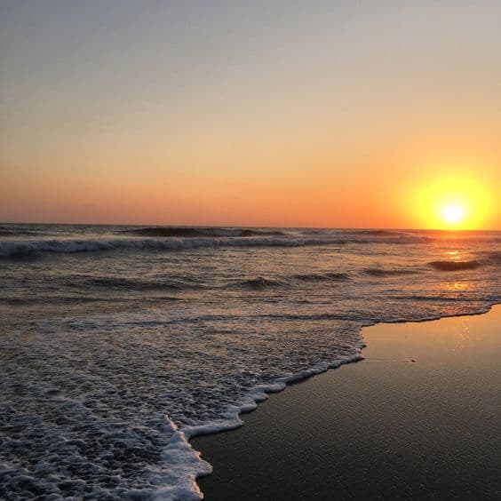 Las tardes en Balneario Reta ofrecen algunos de los cielos más coloridos de la Costa Atlántica. Es uno de los momentos favoritos para caminar por la playa y disfrutar del paisaje.