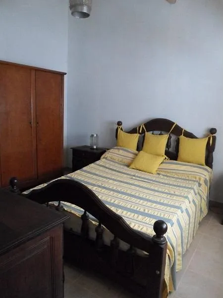 Habitación con cama matrimonial en Propiedades Charly en Balneario Reta