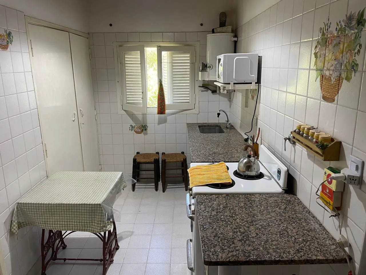 Detalles del equipamiento de cocina en El Paraíso en Balneario Reta