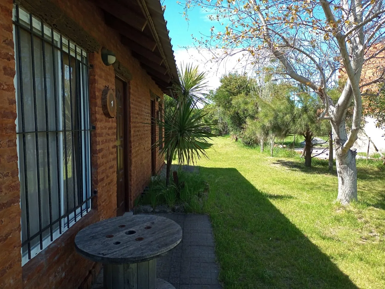 Parque arbolado con juegos infantiles de Cabañas Marsu en Balneario Reta