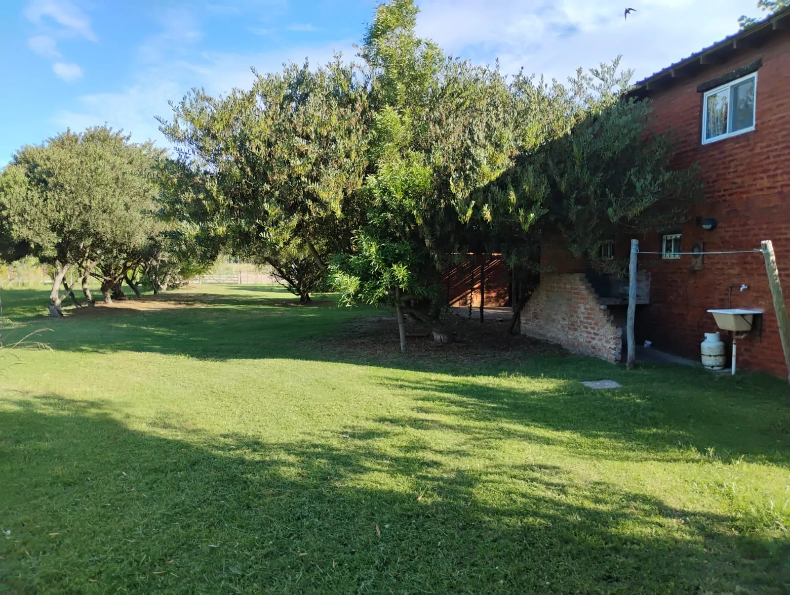 Parque arbolado con juegos infantiles de Cabañas Marsu en Balneario Reta