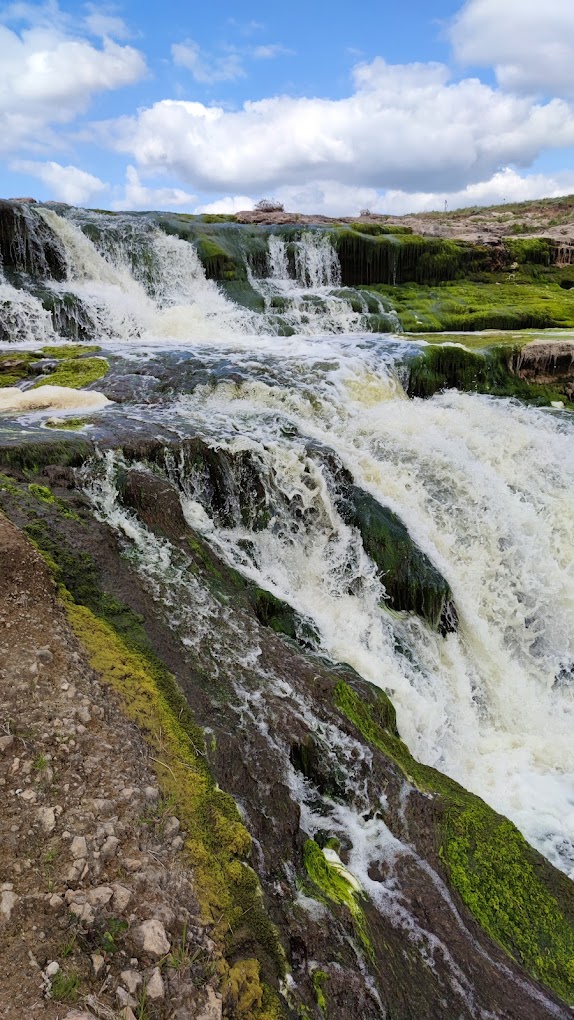 Cascada La Escondida en el Río Quequén Salado - Playitas de arena de agua dulce protegidas del viento en Balneario Reta